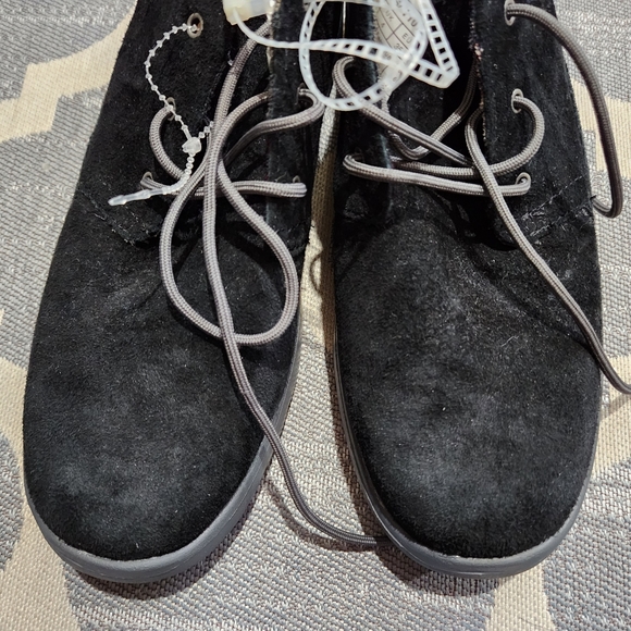 NEW UGG Black Suede Boots Chukka Kids Size 5 - Picture 2 of 6